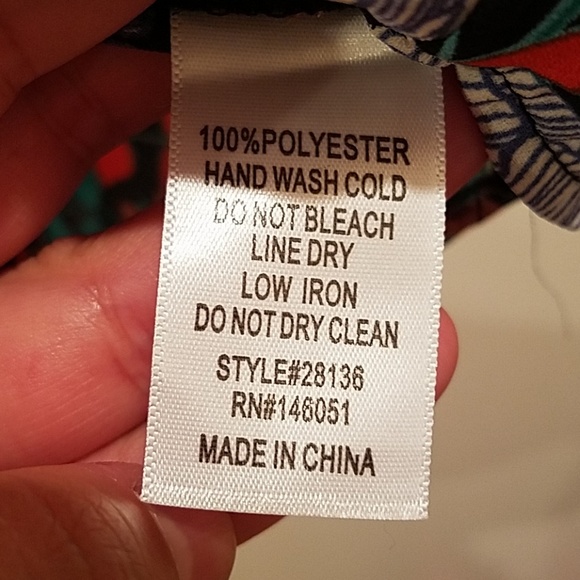 Flowery Sleeveless Blouse - Picture 3 of 3